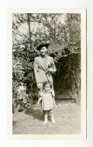 Tomiko Aratani with her daughter, Michiko