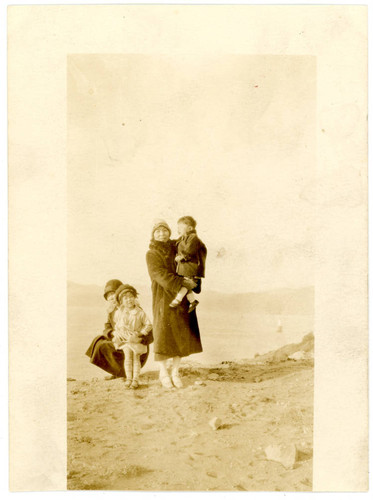 Shigeru Yoshinaga holding child