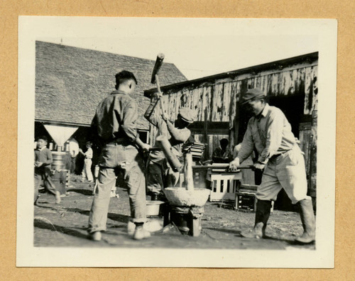 Mochitsuki at a New Year's gathering