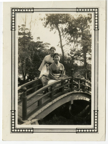 Kiyoko Maeda Yoshioka with her friend wearing their kimonos