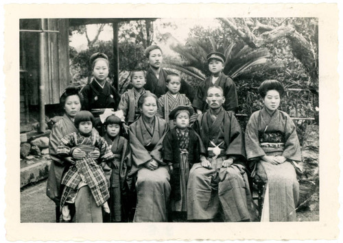 Group family photo of Yoshinaga family