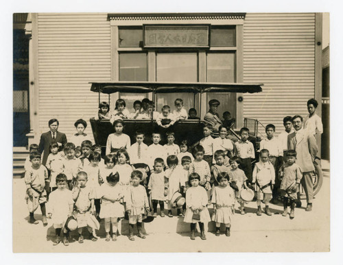 Children in front of the Japanese Children's Institute