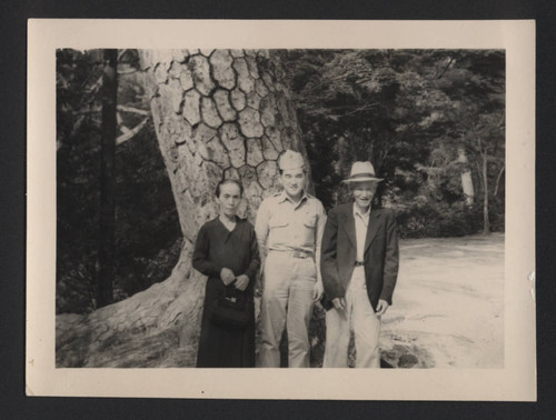 Yasuo Hashimoto posing with parents