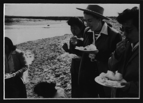 [Picnic by the river]