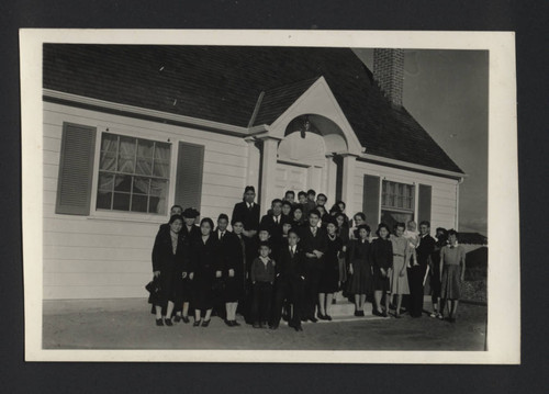 Photograph of Frank Muench and his family at 8th Avenue, Sacramento home