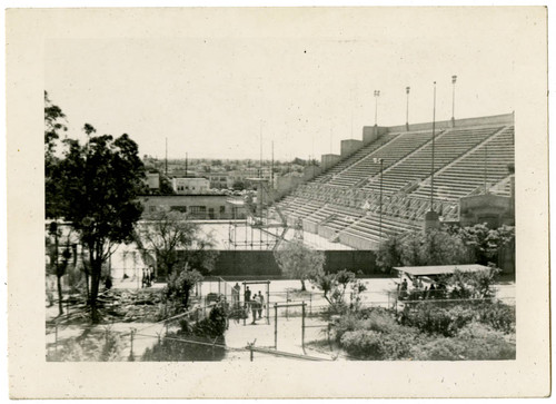 Swimming and diving pool