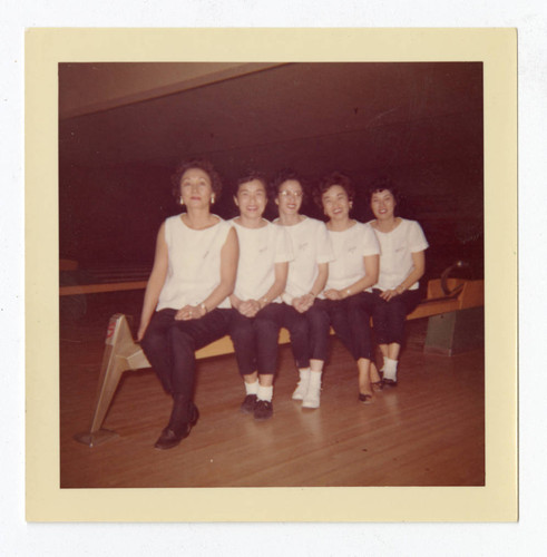 Sumiko Dorothy Tanabe with bowling league members