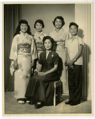 Kiyoko Maeda Yoshioka with her children