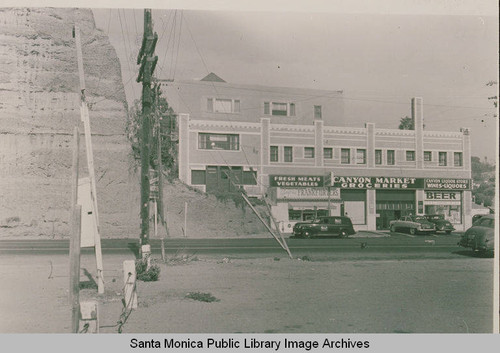 Storefront of Canyon Market Groceries near the intersection of Chautauqua Blvd. and Pacific Coast Highway