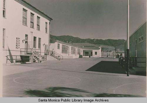 Rear of the buildings at Pacific Palisades Elementary School on Via de la Paz