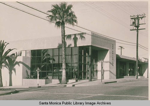 The Lee Building on the corner of Swarthmore and Antioch in Pacific Palisades, Calif