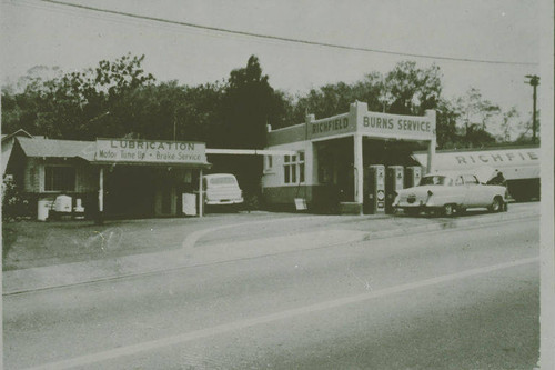 Burns Richfield service station in Santa Monica Canyon