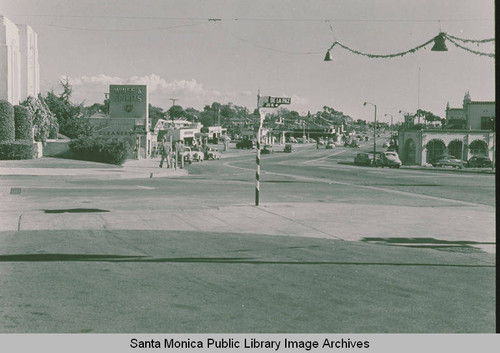 Intersection of Sunset Blvd. and Via de La Paz with Business Block to the right