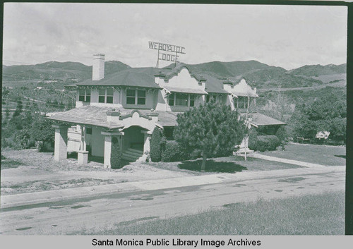 Aldersgate Lodge (Methodist Men's Club and the We Boys) on Haverford Avenue with Temescal Canyon in the background