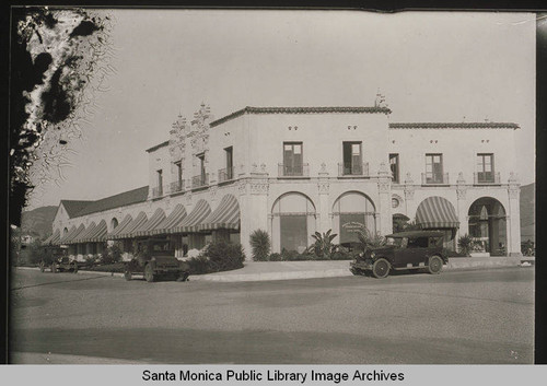 Automobiles parked in front of the Pacific Palisades Business Block