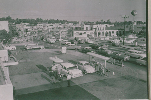 Cars at a gas station in Pacific Palisades, Calif