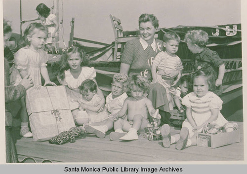 Pacific Palisades "Beautiful Baby" contest judged by swimmer and movie star, Esther Williams