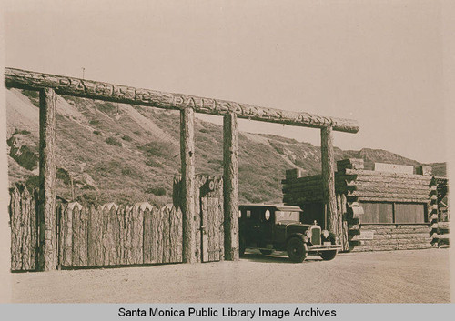 Log entrance to Pacific Palisades Association Motor Court