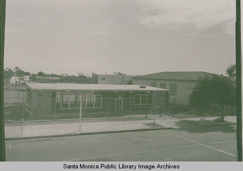 Building of a bungalow at Palisades Elementary School