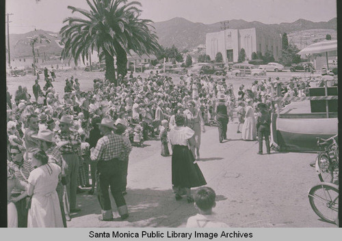 Crowds at the Fiesta Day Parade in Pacific Palisades, Calif