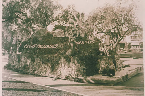 Pacific Palisades Rose Parade Float with the phrase "World Peace"