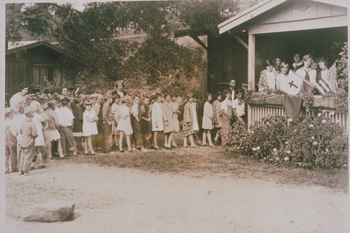 Children in line at a cottage in Temescal Canyon, Calif