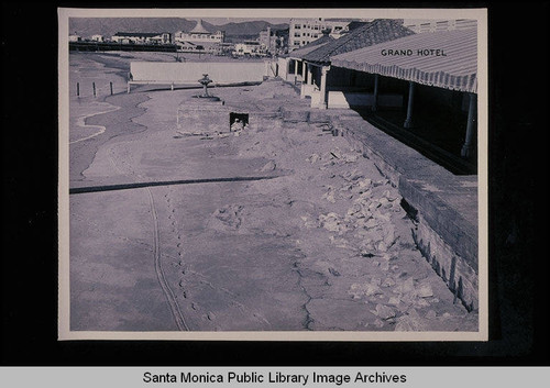 Santa Monica tide studies in front of the Grand Hotel with tide 4.1 feet at 10:45 AM on January 10, 1939