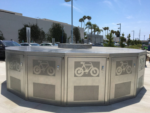 Bicycle kiosk at Expo Line 17th St/SMC station, June 6, 2016