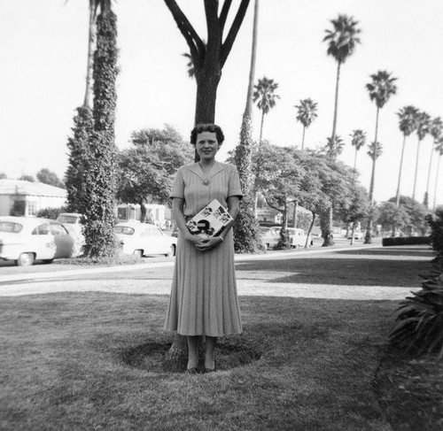 Jeanette Freeman in Palisades Park (?), Santa Monica, wearing a hand-knit dress