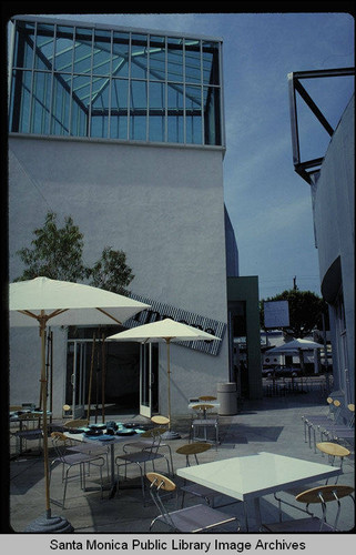 Santa Monica Museum of Art, 2435-2439 Main Street, opened in 1989 at the site of the old Edgemar Building between Ocean Park Blvd. and Hollister Avenue