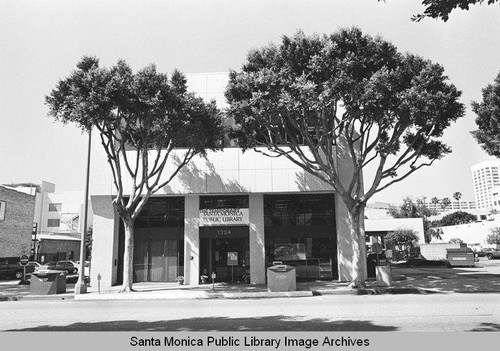 Temporary Main Library for the Santa Monica Public Library located at 1324 Fifth Street (open May 12, 2003 through December 4, 2005 during the construction of the New Main Library), May 2003