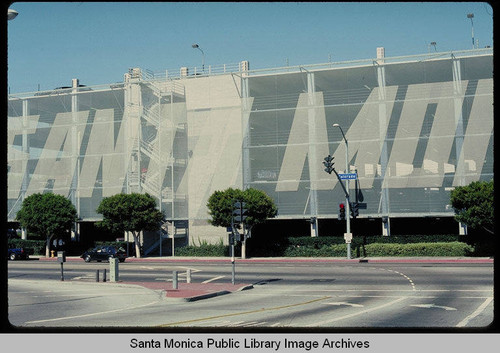 Santa Monica Place at the intersection of Colorado Avenue and Main Street