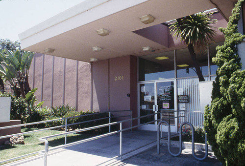 Exterior of the original Fairview Avenue Branch Library at 2101 Ocean Park Blvd in Santa Monica before the 2002-03 remodel designed by Architects Killefer Flammang