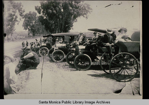 Santa Monica automobile road race spectators in their automobiles on Wishire Blvd., May 4, 1912