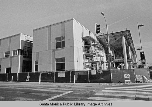 New Main Library construction from the main entrance at Sixth Street and Santa Monica Blvd. (Santa Monica Public Library, 601 Santa Monica Blvd. built by Morley Construction. Architects, Moore Ruble Yudell.) January 2, 2005