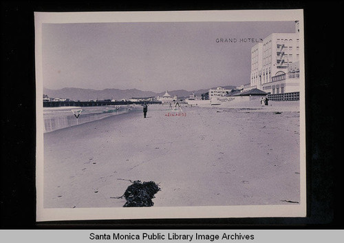 Tide studies of the Grand Hotel and Santa Monica Pier looking north with tide 2.5 feet on October 20, 1938 at 10:31 AM