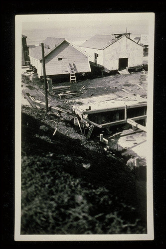 Razing beach houses at the Del Mar Hotel site, Santa Monica, Calif