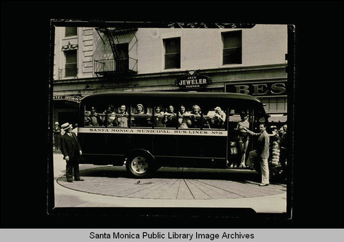 Santa Monica Municipal Bus at the Pier Avenue turntable in Ocean Park