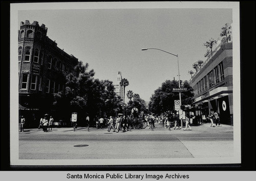 Santa Monica Third Street Promenade at Broadway looking north with the historic Keller building on the left and the Broadway Deli restaurant on the right