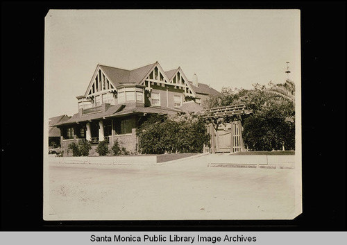 Home at 2501 Ocean Front in Santa Monica built by Nat Goodwin, vaudeville star and actor