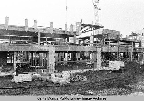 Construction of the new Main Library at 601 Santa Monica Blvd., Santa Monica, Calif. looking toward Citibank (formerly Century Federal) on Santa Monica Blvd (Library built by Morley Construction. Architects, Moore Ruble Yudell.) October 16, 2004