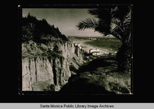 Pacific Coast Highway and Palisades Park looking toward the Santa Monica Pier