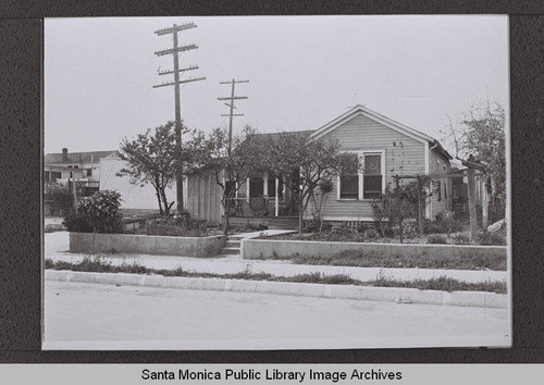 House behind the Veranda Apartments (1557 Second Street) on Colorado Avenue, Santa Monica, Calif