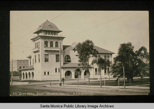 City Hall on the corner of Fourth Street and Santa Monica Blvd., Santa Monica, Calif