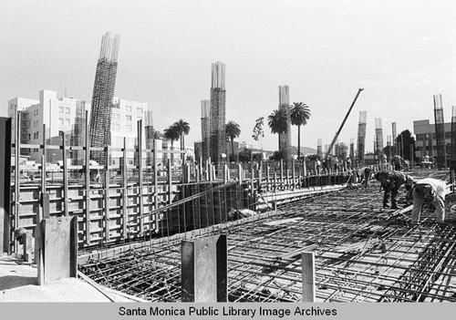 Construction of the new Main Library looking northeast towards Seventh Street, Santa Monica, Calif. (Library built by Morley Construction. Architects, Moore Ruble Yudell.) May 13, 2004