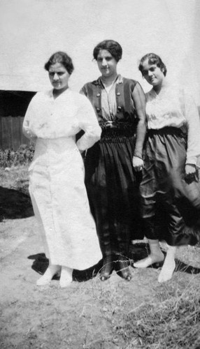 Three sisters photographed at 2721 Sixth Street in Ocean Park, Santa Monica, May 1, 1916