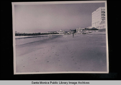 Tide studies north of the Santa Monica Pier (shoreward targets are on the 1921 mean high tide line) with tide 0.5 feet on March 2, 1939 at 12:07 PM