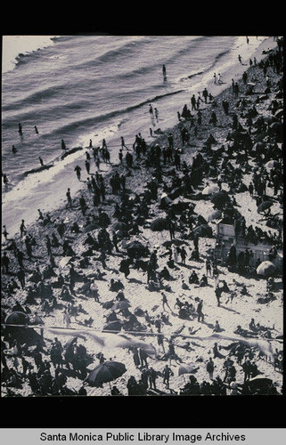 Crowds on Venice beach, Calif