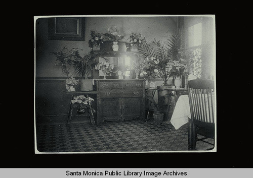 Corner of the dining room, Clarendon Hotel, Third and Broadway, Santa Monica, Calif