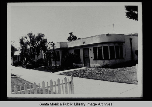 Streamline Moderne apartment court, 1502-1510 Maple Street, Santa Monica, Calif